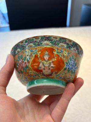 A rare Chinese polychrome orange-ground Bencharong 'Thepphanom' bowl and cover for the Thai market, 19th C. — photo 6