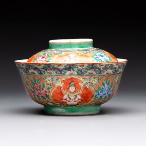 A rare Chinese polychrome orange-ground Bencharong 'Thepphanom' bowl and cover for the Thai market, 19th C. — photo 1