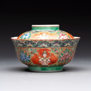 A rare Chinese polychrome orange-ground Bencharong 'Thepphanom' bowl and cover for the Thai market, 19th C. — photo 2