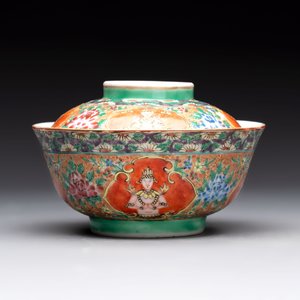 A rare Chinese polychrome orange-ground Bencharong 'Thepphanom' bowl and cover for the Thai market, 19th C. — photo 3
