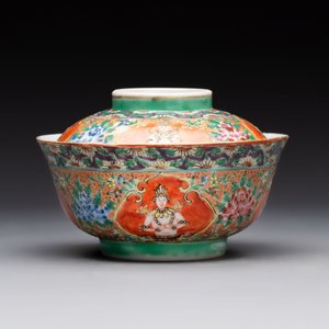 A rare Chinese polychrome orange-ground Bencharong 'Thepphanom' bowl and cover for the Thai market, 19th C. — photo 4
