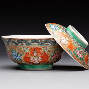 A rare Chinese polychrome orange-ground Bencharong 'Thepphanom' bowl and cover for the Thai market, 19th C. — photo 5