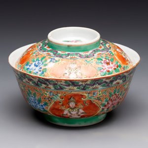 A rare Chinese polychrome orange-ground Bencharong 'Thepphanom' bowl and cover for the Thai market, 19th C. — photo 6