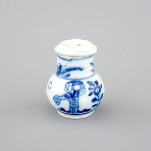 Une saupoudreuse miniature en porcelaine de Chine bleu et blanc, Kangxi, ca. 1700 — photo 1