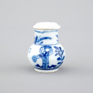 Une saupoudreuse miniature en porcelaine de Chine bleu et blanc, Kangxi, ca. 1700 — photo 2