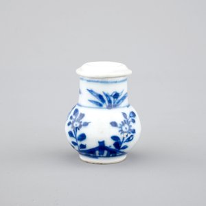 Une saupoudreuse miniature en porcelaine de Chine bleu et blanc, Kangxi, ca. 1700 — photo 3