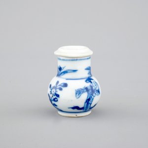 Une saupoudreuse miniature en porcelaine de Chine bleu et blanc, Kangxi, ca. 1700 — photo 4