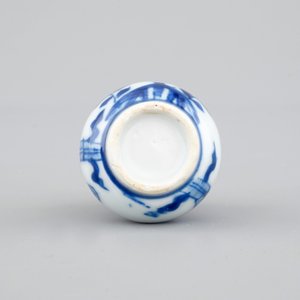 Une saupoudreuse miniature en porcelaine de Chine bleu et blanc, Kangxi, ca. 1700 — photo 7