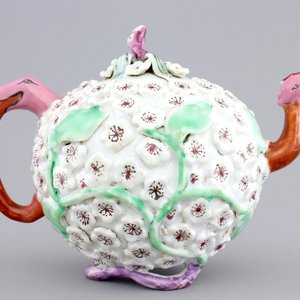 A rare Chinese porcelain famille rose bird-shaped teapot, Yongzheng-Qianlong, 18th C. — foto 2
