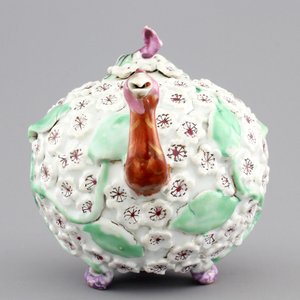 A rare Chinese porcelain famille rose bird-shaped teapot, Yongzheng-Qianlong, 18th C. — foto 3