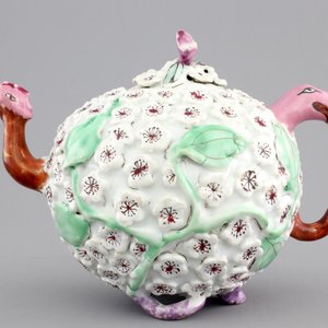 A rare Chinese porcelain famille rose bird-shaped teapot, Yongzheng-Qianlong, 18th C. — foto 4