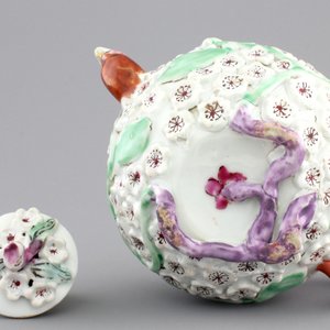 A rare Chinese porcelain famille rose bird-shaped teapot, Yongzheng-Qianlong, 18th C. — foto 6