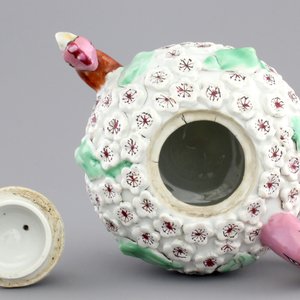 A rare Chinese porcelain famille rose bird-shaped teapot, Yongzheng-Qianlong, 18th C. — foto 7