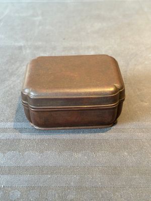 A rare Chinese rectangular bronze box and cover, Ming — foto 1