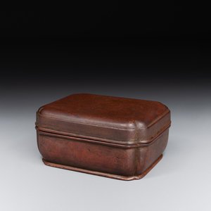 A rare Chinese rectangular bronze box and cover, Ming — foto 1
