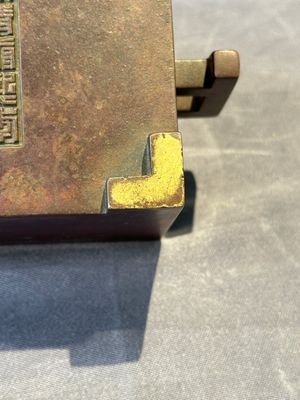 A rare Chinese rectangular bronze censer, Mo Shi Jia Zhen 莫氏家珍 mark, Kangxi mark and of the period — photo 7