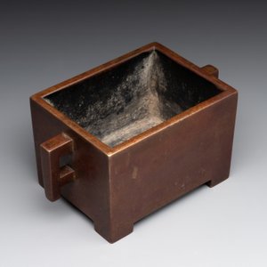 A rare Chinese rectangular bronze censer, Mo Shi Jia Zhen 莫氏家珍 mark, Kangxi mark and of the period — photo 2