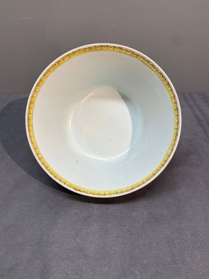 A rare Chinese red-ground Bencharong bowl for the Thai market, 玩玉 Wan Yu Mark, 19th C. — photo 1