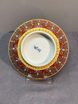 A rare Chinese red-ground Bencharong bowl for the Thai market, 玩玉 Wan Yu Mark, 19th C. — photo 2