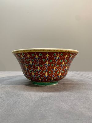 A rare Chinese red-ground Bencharong bowl for the Thai market, 玩玉 Wan Yu Mark, 19th C. — photo 3