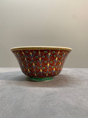 A rare Chinese red-ground Bencharong bowl for the Thai market, 玩玉 Wan Yu Mark, 19th C. — photo 4