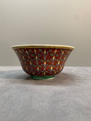 A rare Chinese red-ground Bencharong bowl for the Thai market, 玩玉 Wan Yu Mark, 19th C. — photo 6