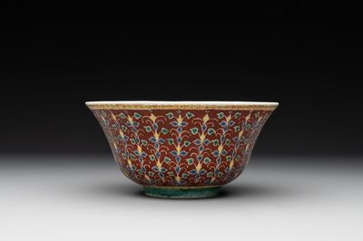 A rare Chinese red-ground Bencharong bowl for the Thai market, 玩玉 Wan Yu Mark, 19th C.
