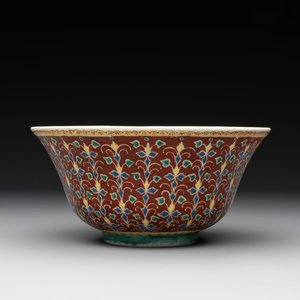A rare Chinese red-ground Bencharong bowl for the Thai market, 玩玉 Wan Yu Mark, 19th C. — photo 1