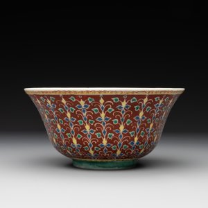 A rare Chinese red-ground Bencharong bowl for the Thai market, 玩玉 Wan Yu Mark, 19th C. — photo 2
