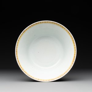 A rare Chinese red-ground Bencharong bowl for the Thai market, 玩玉 Wan Yu Mark, 19th C. — photo 4