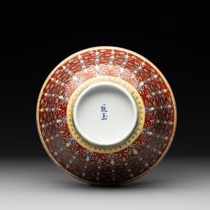 A rare Chinese red-ground Bencharong bowl for the Thai market, 玩玉 Wan Yu Mark, 19th C. — photo 5