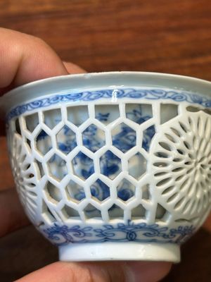 A rare Chinese reticulated double-walled blue and white cup, Kangxi — 照片 6