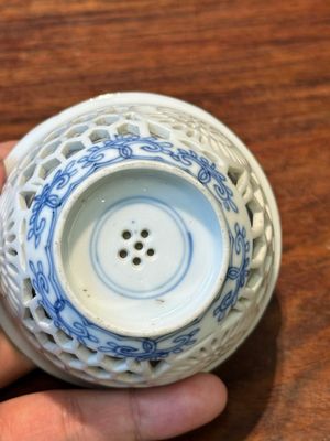 A rare Chinese reticulated double-walled blue and white cup, Kangxi — 照片 7