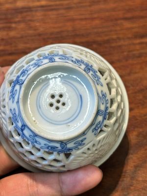 A rare Chinese reticulated double-walled blue and white cup, Kangxi — 照片 8