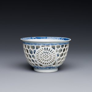 A rare Chinese reticulated double-walled blue and white cup, Kangxi — 照片 1