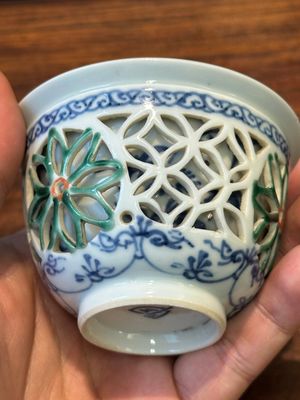 A rare Chinese reticulated double-walled famille verte cup, Kangxi — photo 6