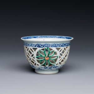 A rare Chinese reticulated double-walled famille verte cup, Kangxi — photo 1