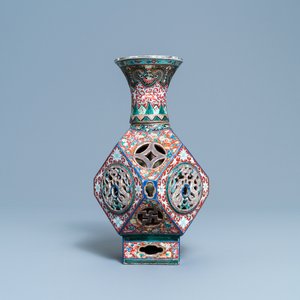 A rare Chinese reticulated famille rose revolving vase, 19/20th C. — 照片 1
