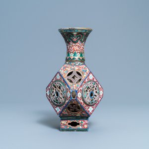 A rare Chinese reticulated famille rose revolving vase, 19/20th C. — 照片 3