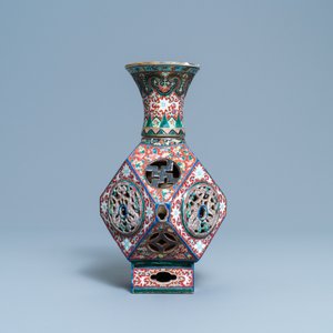 A rare Chinese reticulated famille rose revolving vase, 19/20th C. — 照片 4