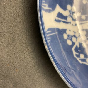 A rare Chinese reverse-decorated 'magpie and prunus' plate, Transitional period — photo 4