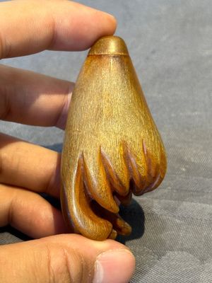 A rare Chinese rhinoceros horn snuff bottle in the shape of a Buddha hand, 19th C. — foto 1