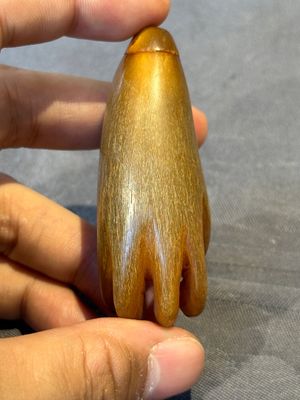 A rare Chinese rhinoceros horn snuff bottle in the shape of a Buddha hand, 19th C. — foto 2