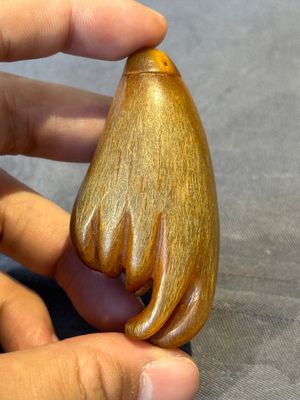 A rare Chinese rhinoceros horn snuff bottle in the shape of a Buddha hand, 19th C. — foto 3