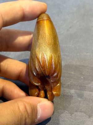 A rare Chinese rhinoceros horn snuff bottle in the shape of a Buddha hand, 19th C. — foto 4