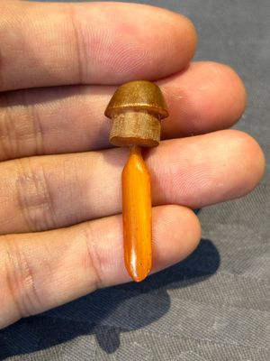A rare Chinese rhinoceros horn snuff bottle in the shape of a Buddha hand, 19th C. — foto 8