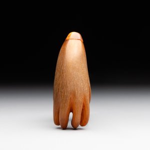 A rare Chinese rhinoceros horn snuff bottle in the shape of a Buddha hand, 19th C. — foto 2