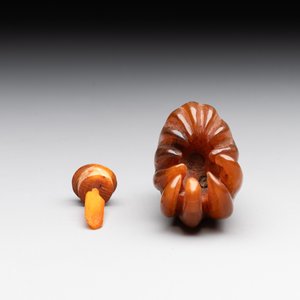 A rare Chinese rhinoceros horn snuff bottle in the shape of a Buddha hand, 19th C. — foto 4