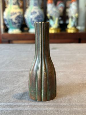 A rare Chinese ribbed bronze flower arranging vase, Ming — 照片 1