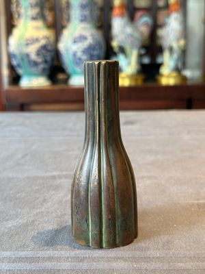 A rare Chinese ribbed bronze flower arranging vase, Ming — 照片 2